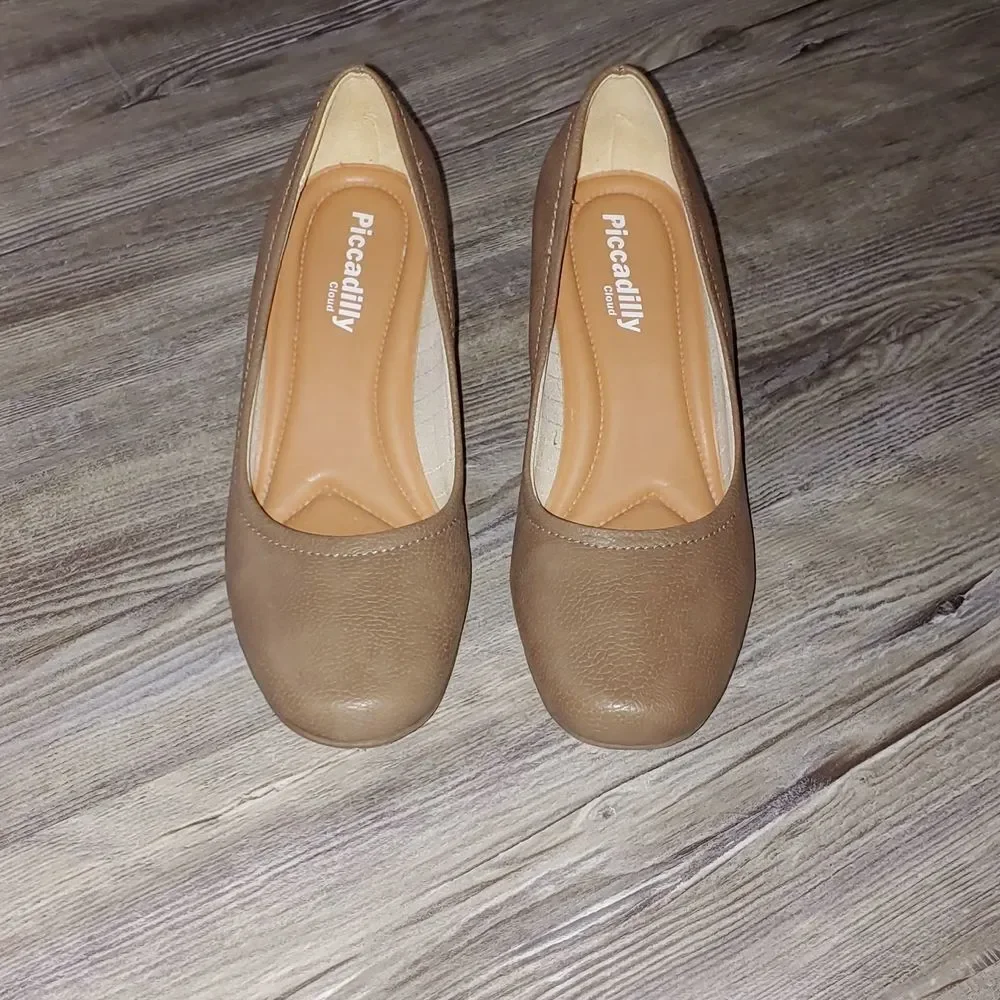 Piccadilly Cloud Tan  Brasil heel pumps Sz 6 NWOT